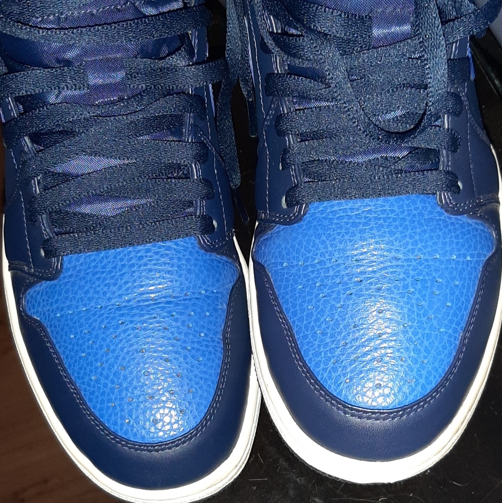 Jordan's 1 mid navy blue an white with dark blue